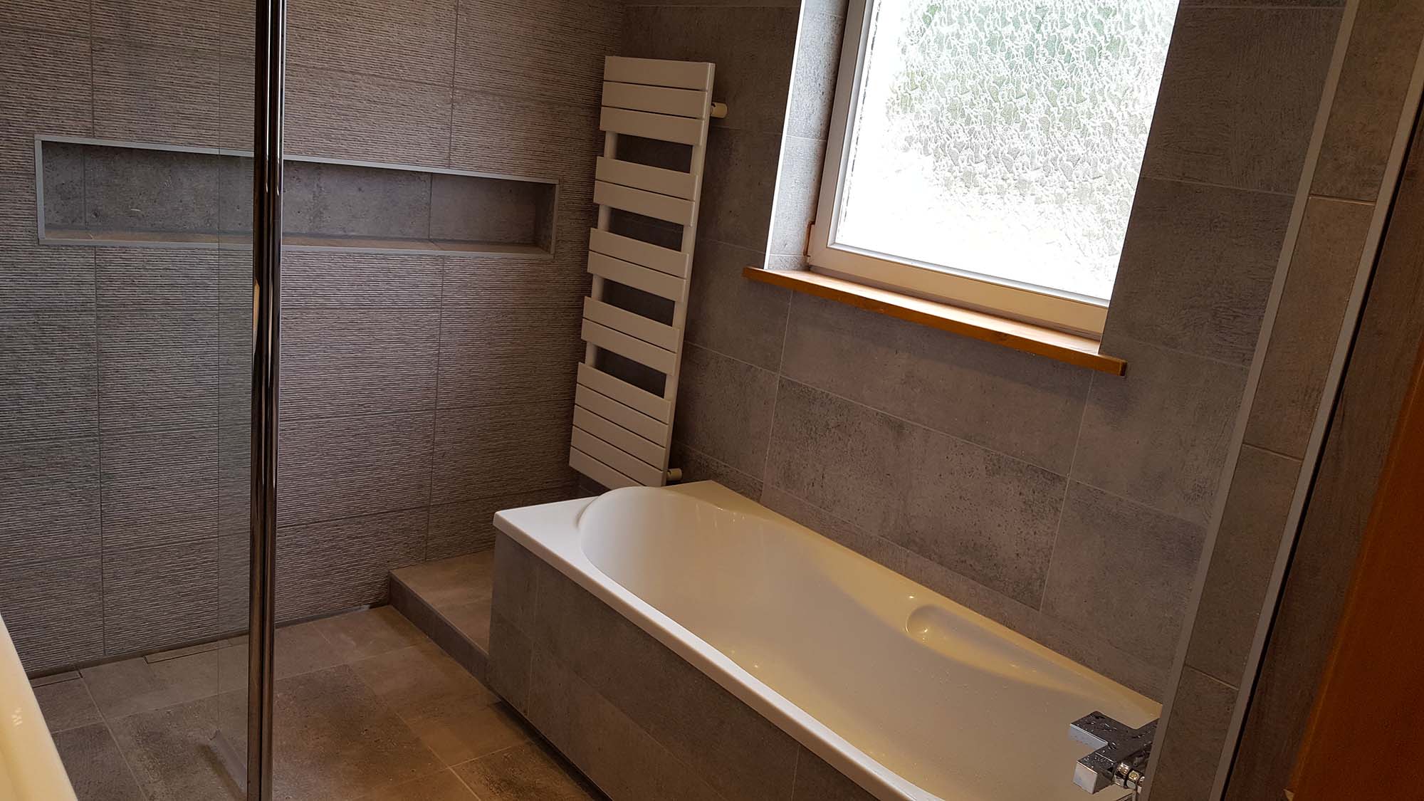Rénovation salle de bains baignoire et sèche-serviettes