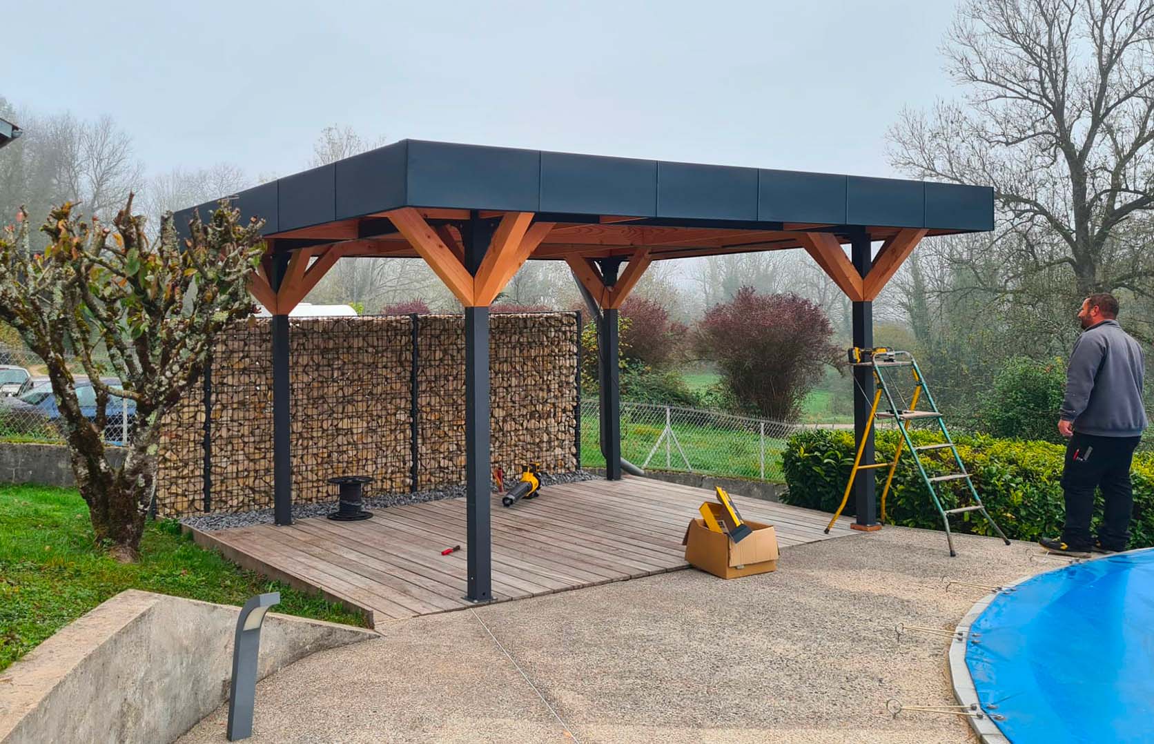 Construction d'une pergolas, structure bois, couverture et zinguerie à Arbent